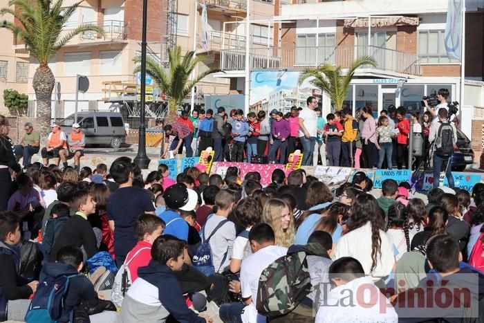 Un 'SOS' gigante para el Mar Menor formado por escolares en Villananitos