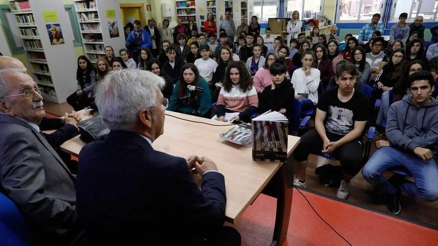 García, en el centro, ante los alumnos del IES Feijoo.