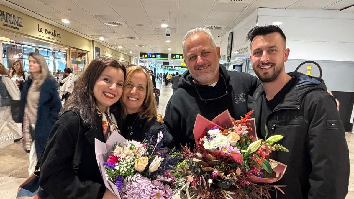 Grego y Juan se reencuentran con su familia en el aeropuerto de Madrid el pasado sábado.