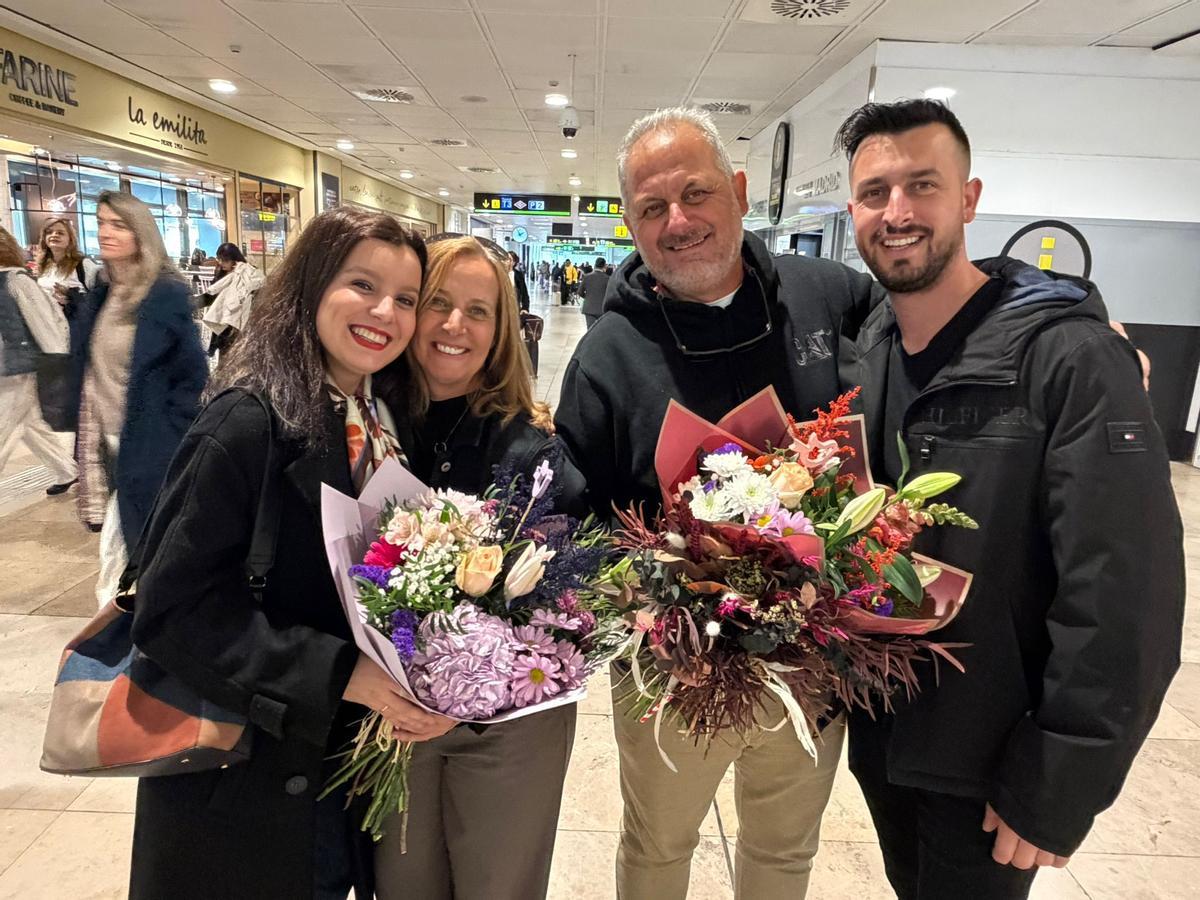 Grego y Juan se reencuentran con su familia en el aeropuerto de Madrid el pasado sábado.
