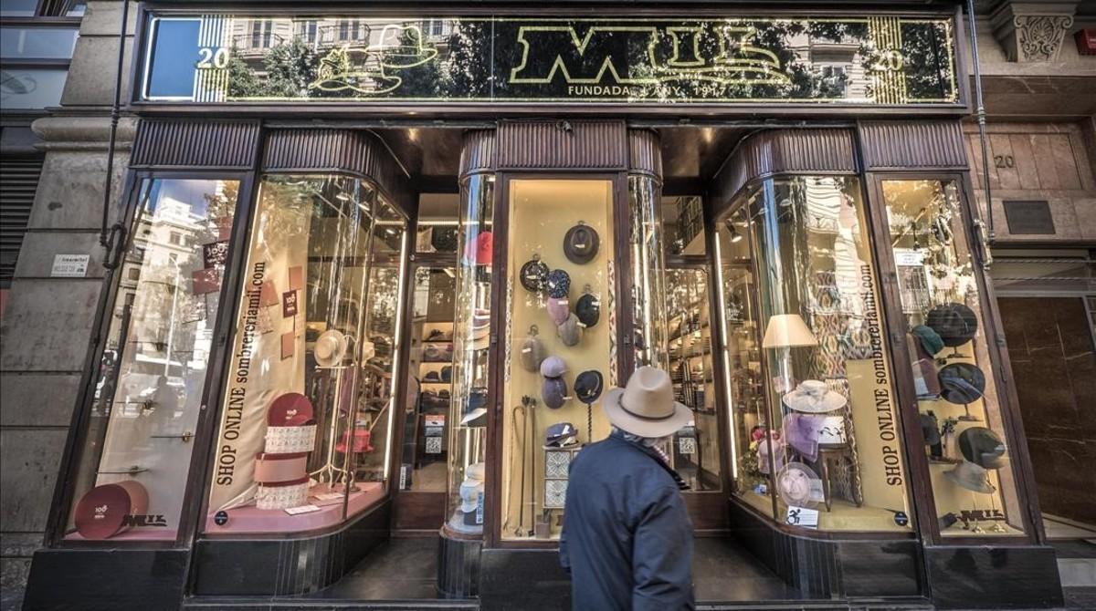 El escaparate de la sombrerería Mil, en la céntrica calle Fontanella, de Barcelona.
