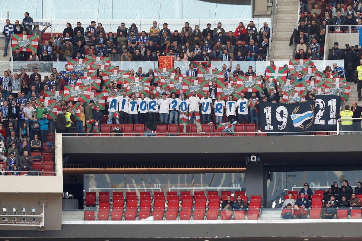 GRAF3525. MADRID, 08/12/2018.- Aficionados que asisten al partido entre el Atlético de Madrid y el Alavés, esta mañana en el Wanda Metropolitano, rinden homenaje al aficionado de la Real Sociedad Aitor Zabaleta, al cumplirse veinte años de su muerte, apuñalado por Ricardo Guerra Cuadrado fuera del Vicente Calderón. EFE /Kiko Huesca