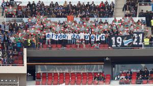 GRAF3525. MADRID, 08/12/2018.- Aficionados que asisten al partido entre el Atlético de Madrid y el Alavés, esta mañana en el Wanda Metropolitano, rinden homenaje al aficionado de la Real Sociedad Aitor Zabaleta, al cumplirse veinte años de su muerte, apuñalado por Ricardo Guerra Cuadrado fuera del Vicente Calderón. EFE /Kiko Huesca