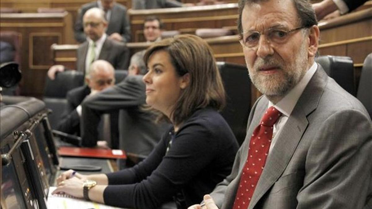 El presidente del Gobierno, Mariano Rajoy, y la vicepresidenta, Soraya Sáenz de Santamaría, este 13 de marzo, en el Congreso. EFE / J. J. GUILLÉN