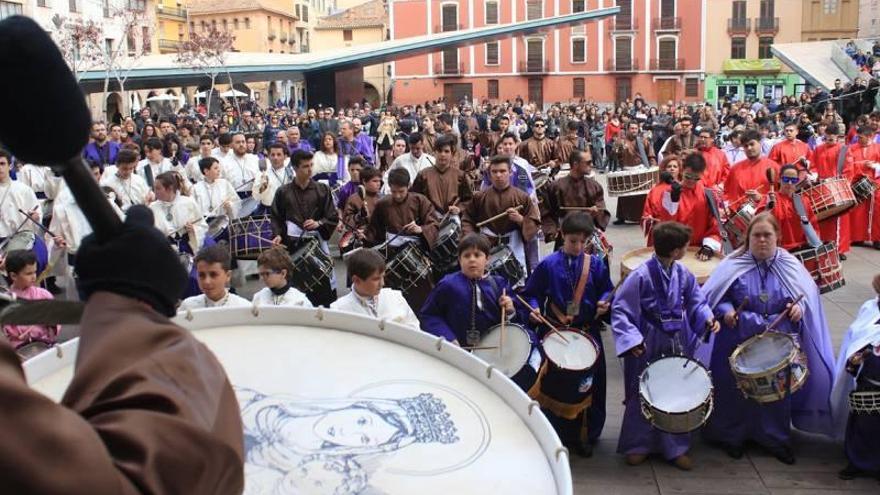 Vila-real celebra el Domingo de Ramos con una sonora tamborada