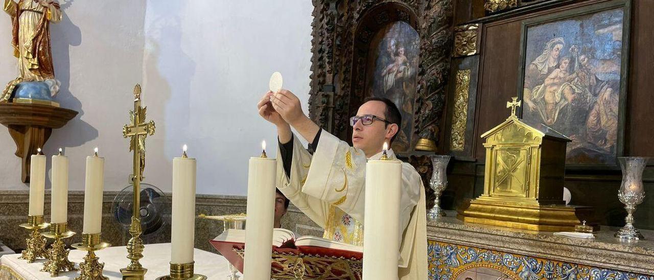 El joven durante una celebración religiosa. Trabajaba en Iberia y ahora es cura rural.