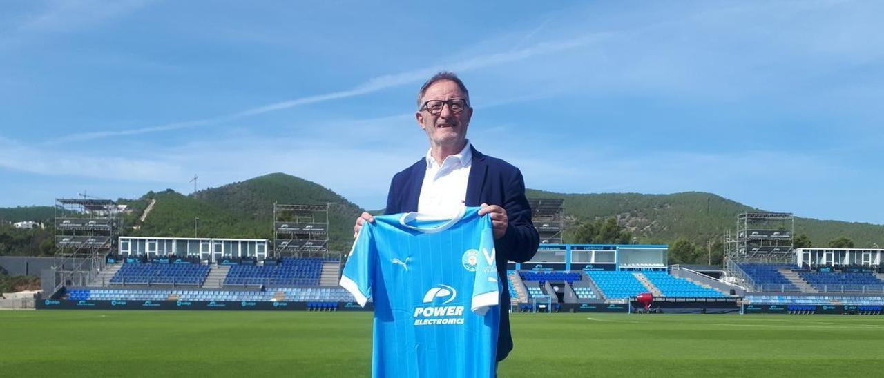 Juan Antonio Anquela, nuevo entrenador de la UD Ibiza, posa con la camiseta celeste hoy en su presentación en Can Misses.
