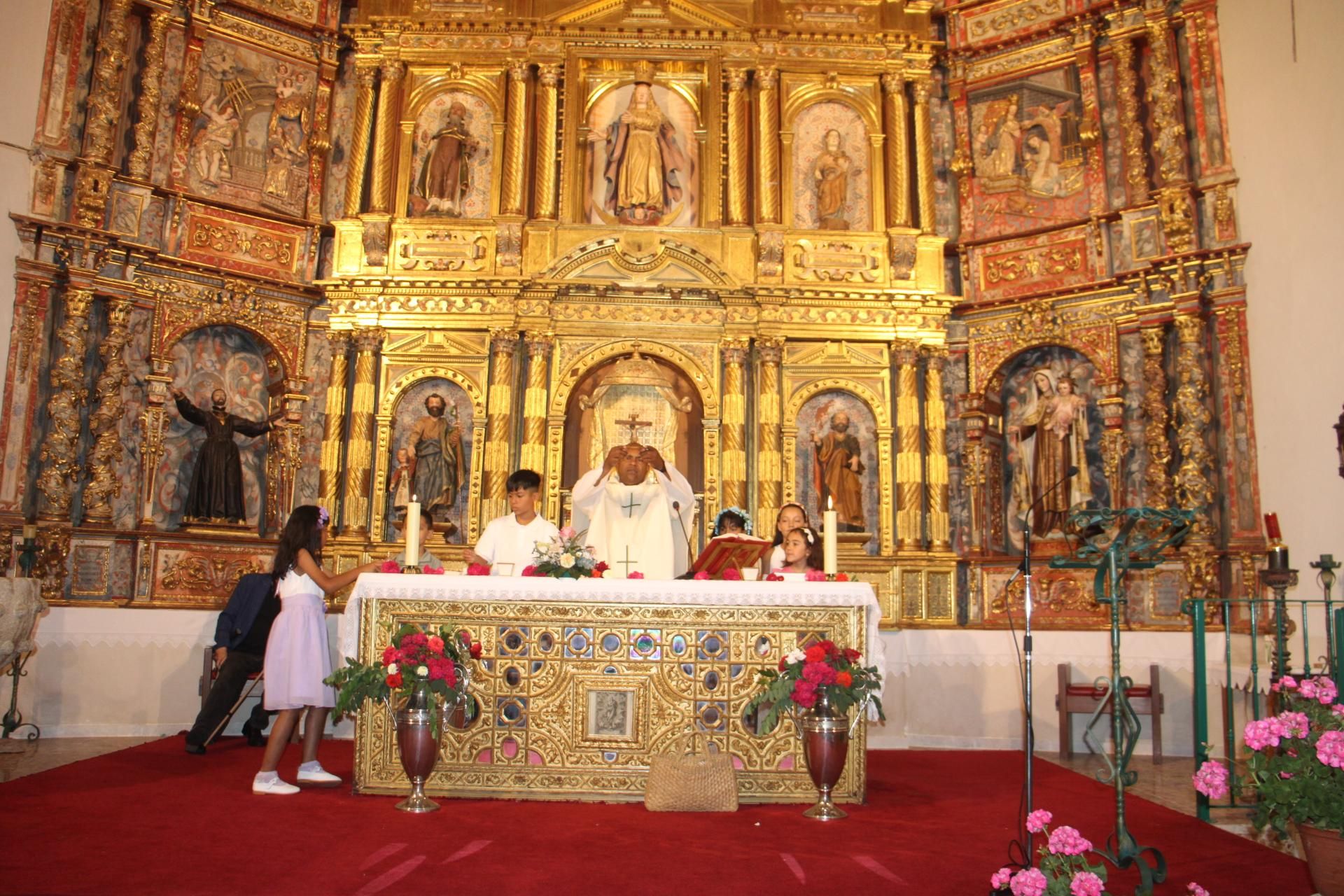 GALERÍA | Bautizo de tres hermanos en Asturianos
