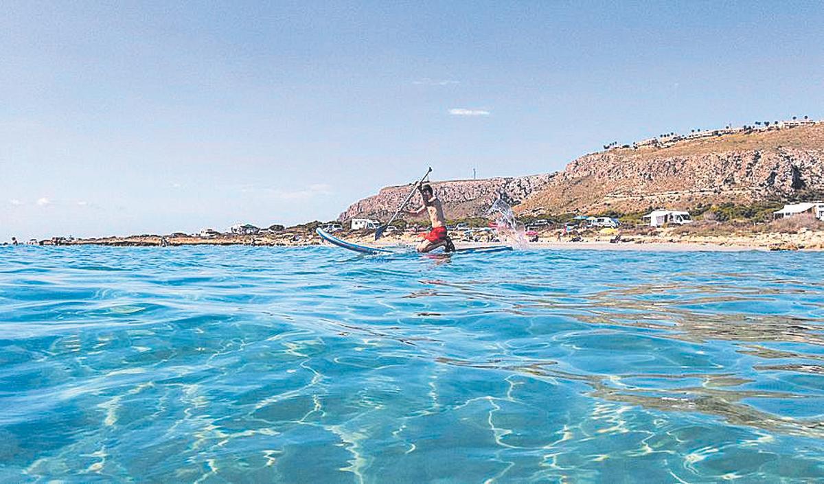 Practica deportes náuticos en las calas del cabo de Santa Pola.