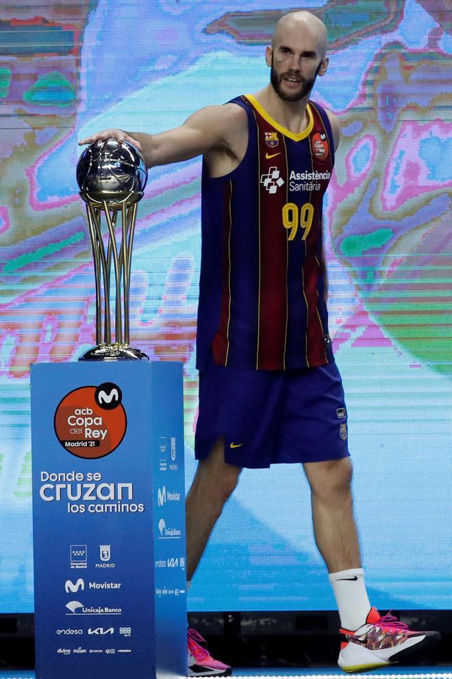 Nick Calathes con el trofeo tras proclamarse campeón de la Copa del Rey 2021 de baloncesto con el FC Barcelona al imponerse al Real Madrid en la final disputada en el WiZink Center.