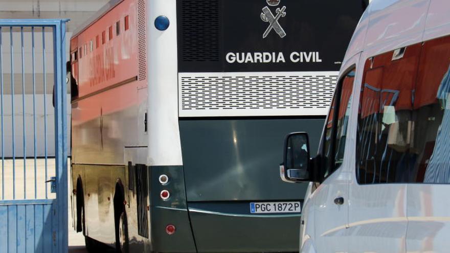 Moment de l&#039;entrada de l&#039;autobús de la Guàrdia Civil amb els exconsellers a la presó