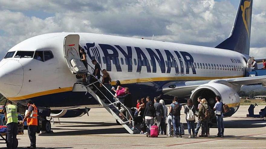Viatgers embarcant en un avió de Ryanair a l&#039;aeroport de Girona.