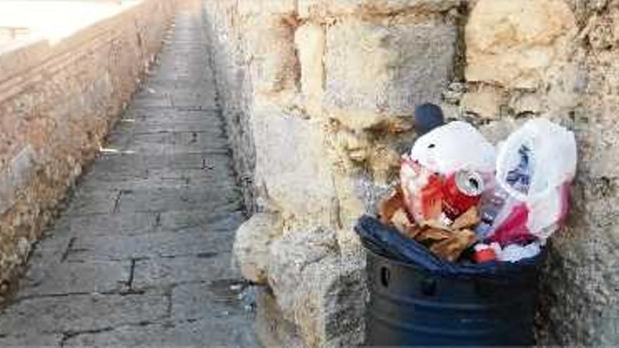 Munts de deixalles s&#039;acumulen a les papereres de la Muralla de Girona