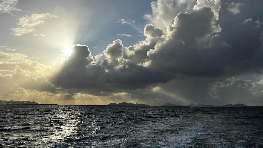 El sol asomando entre las nubes esta tarde en Vigo