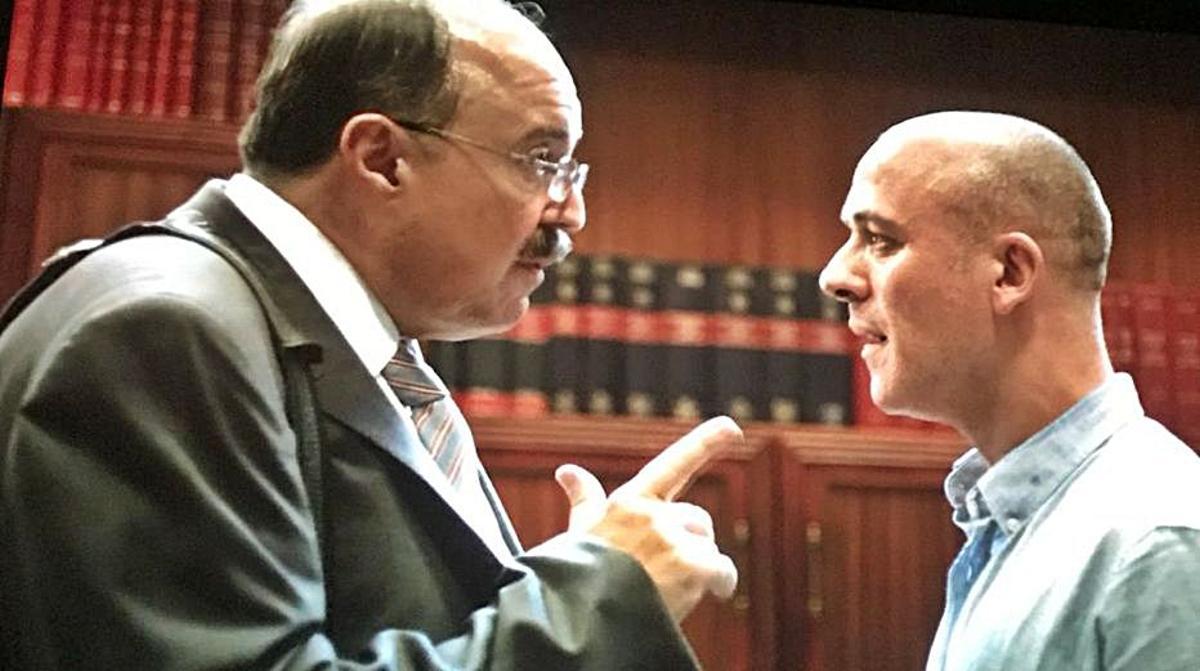 Carmona, a la izquierda, en la película ‘El autor’. | L.O.