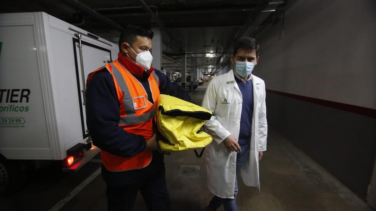 Llegada de las vacunas al centro sanitario Carlos Castilla del Pino.