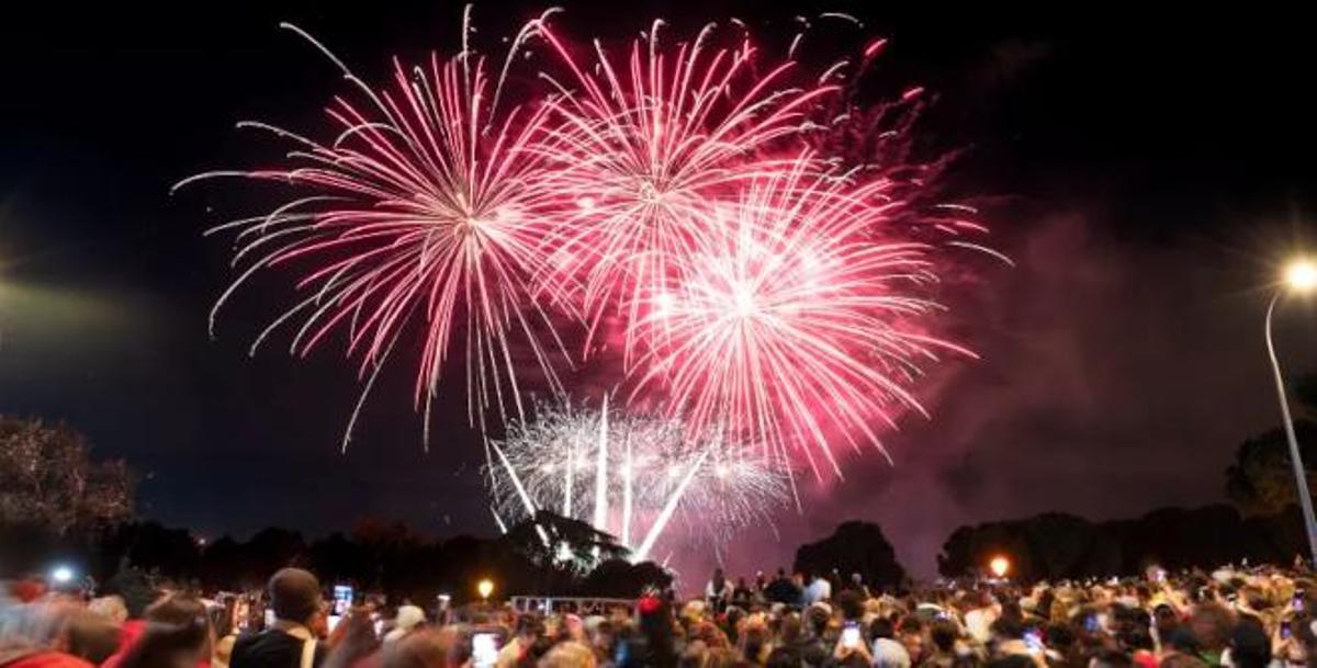 Las zonas habituales para ver los fuegos artificiales, como La Pradera de San Isidro o Madrid Río, suelen estar muy concurridas