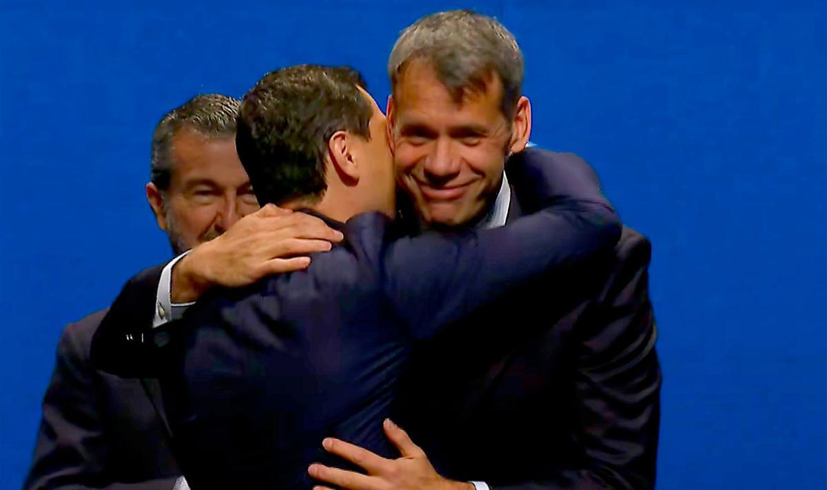 Rubén Amón, abrazado por Juanma Moreno tras el pregón.