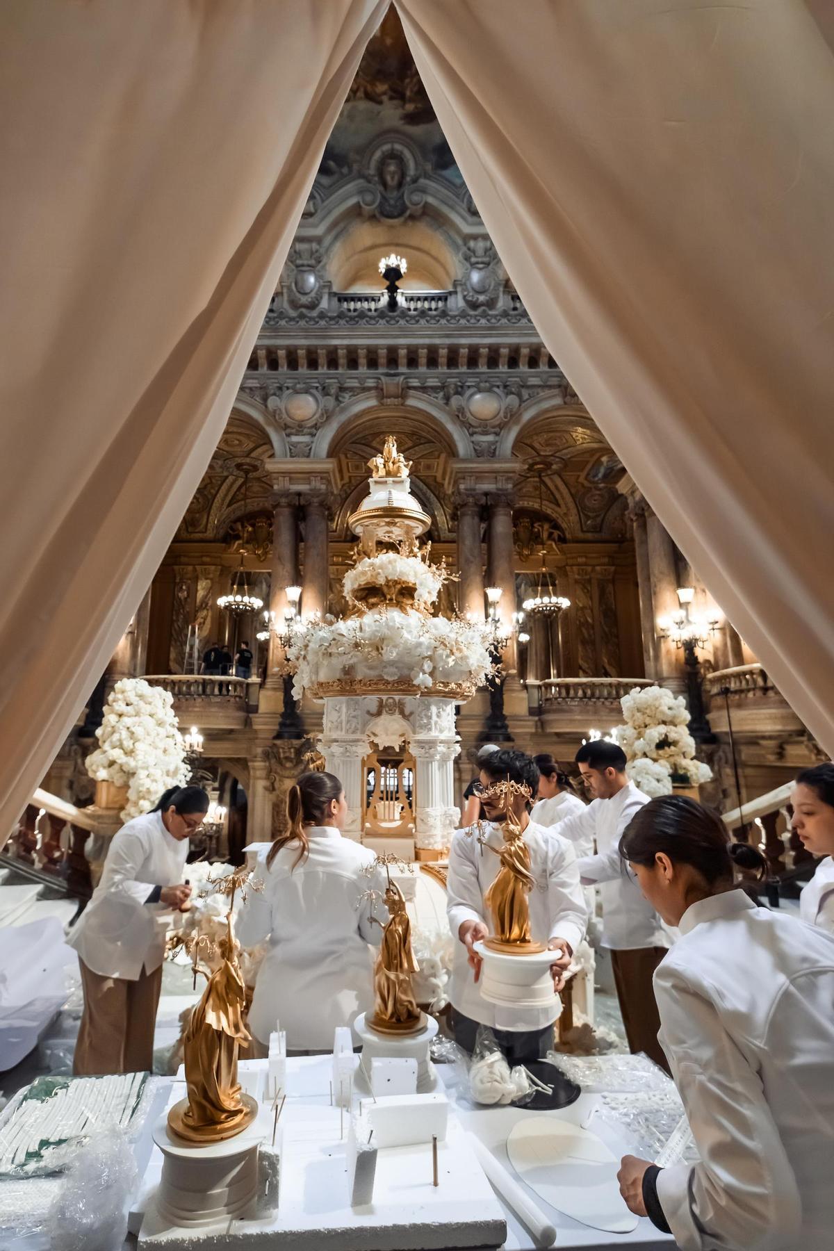 Últimos preparativos de la tarta en la Ópera Garnier de París