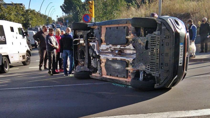 El cotxe accidentat, tombat al mig del carrer