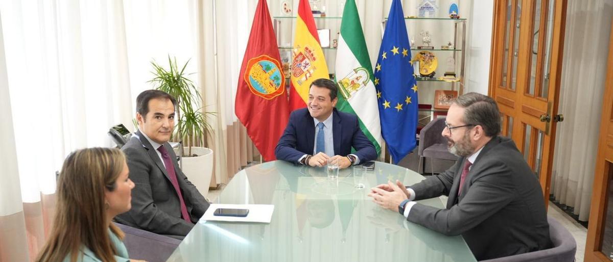 Los consejeros José Antonio nieto (izq.) y Adolfo Molina (der.) van en los últimos puestos de la lista del PP a la Alcaldía de Córdoba.