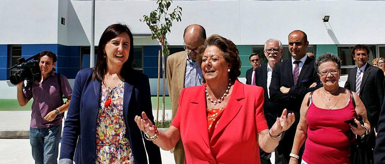 María José Català y Rita Barberá, en la visita a unas obras en València en 2014. | EFE