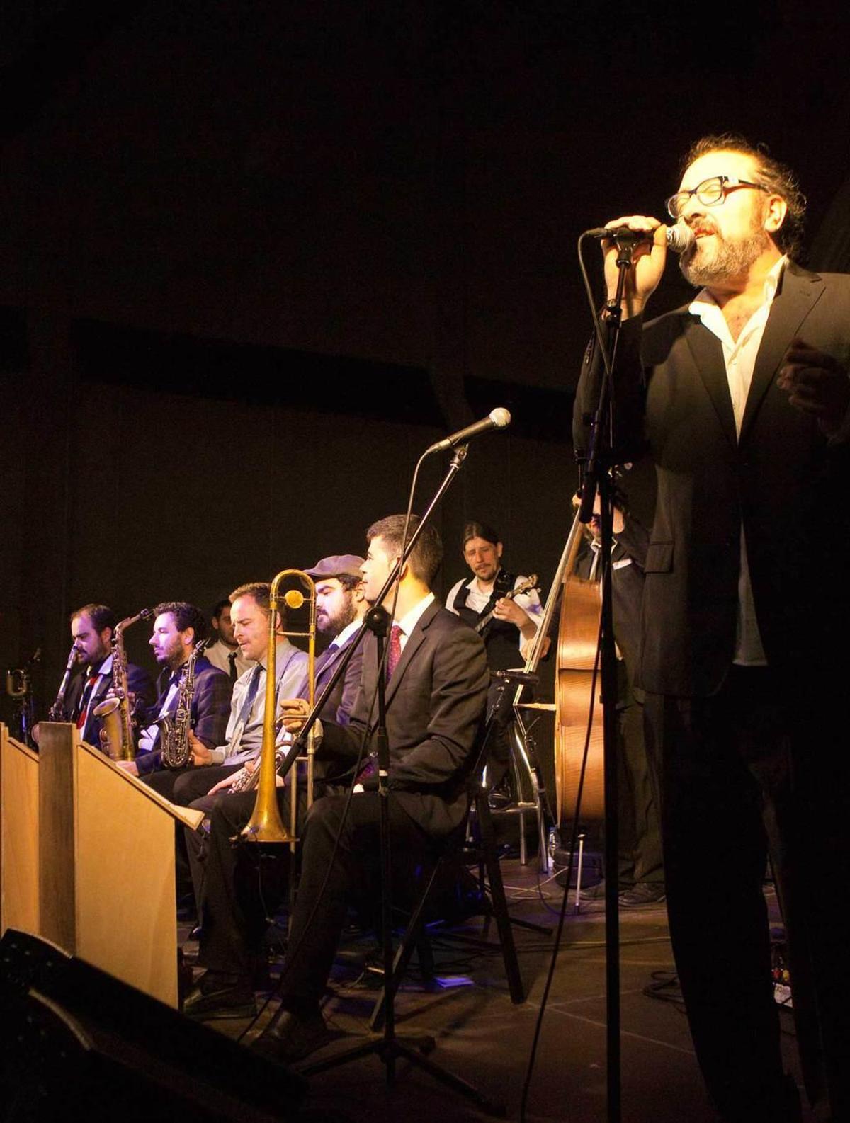 Los integrantes de "The Hot Chocolates" durante su actuación en el Museo de la Minería, la noche del pasado viernes.