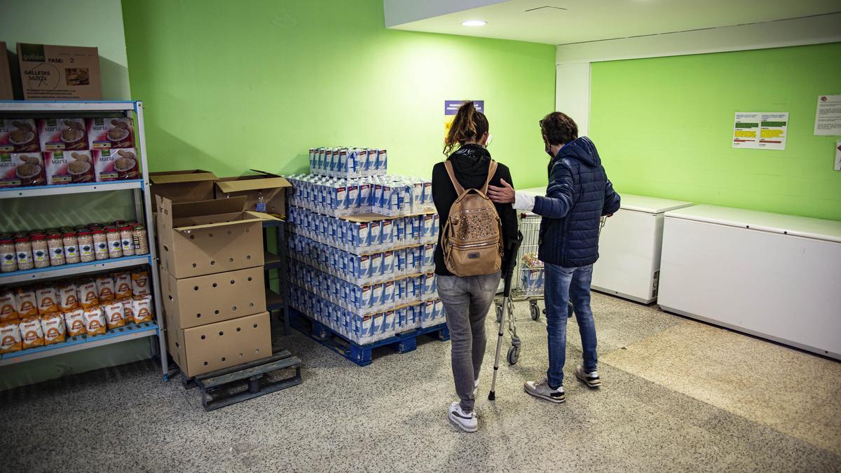 Una usuària al banc dels aliments