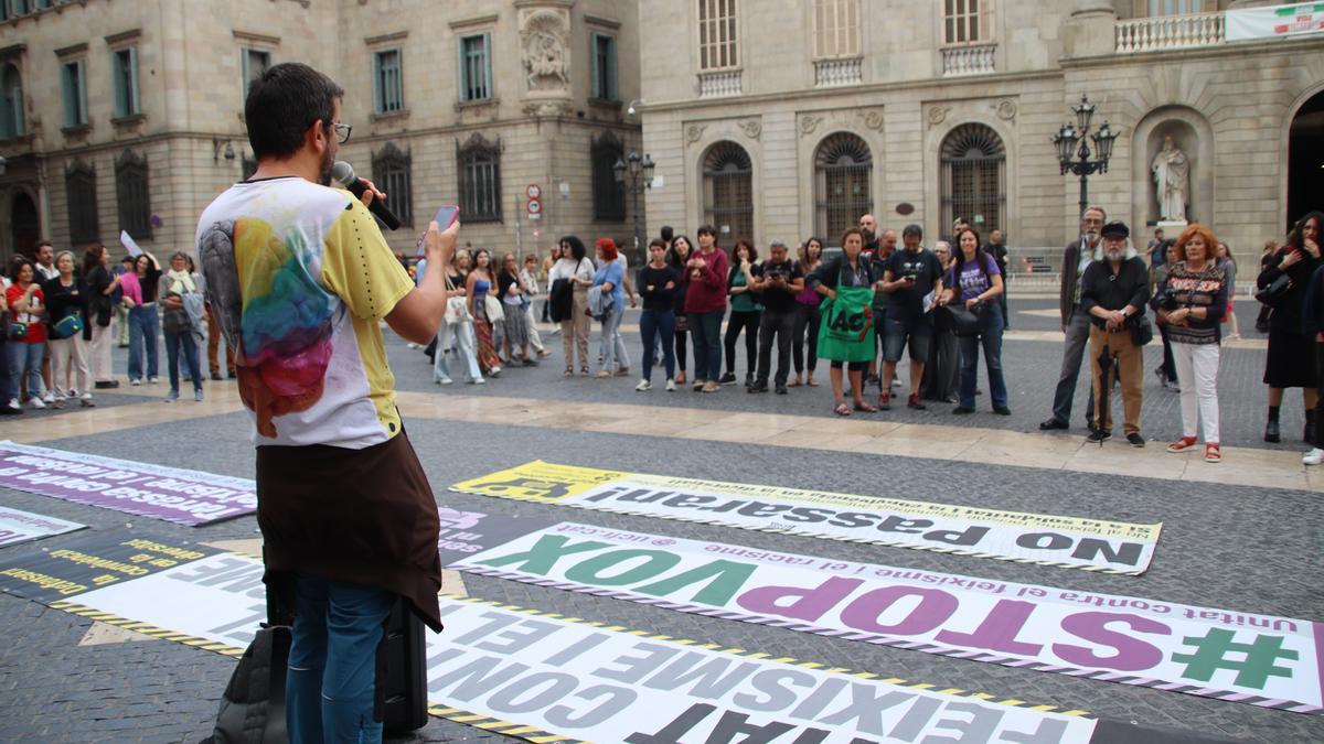 Una concentración en la plaza Sant Jaume de Barcelona carga contra la entrada de Vox en ayuntamientos de toda Catalunya