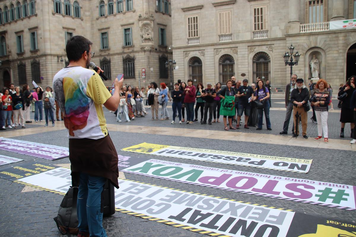 Concentració a la plaça Sant Jaume contra l’entrada de Vox als ajuntaments catalans