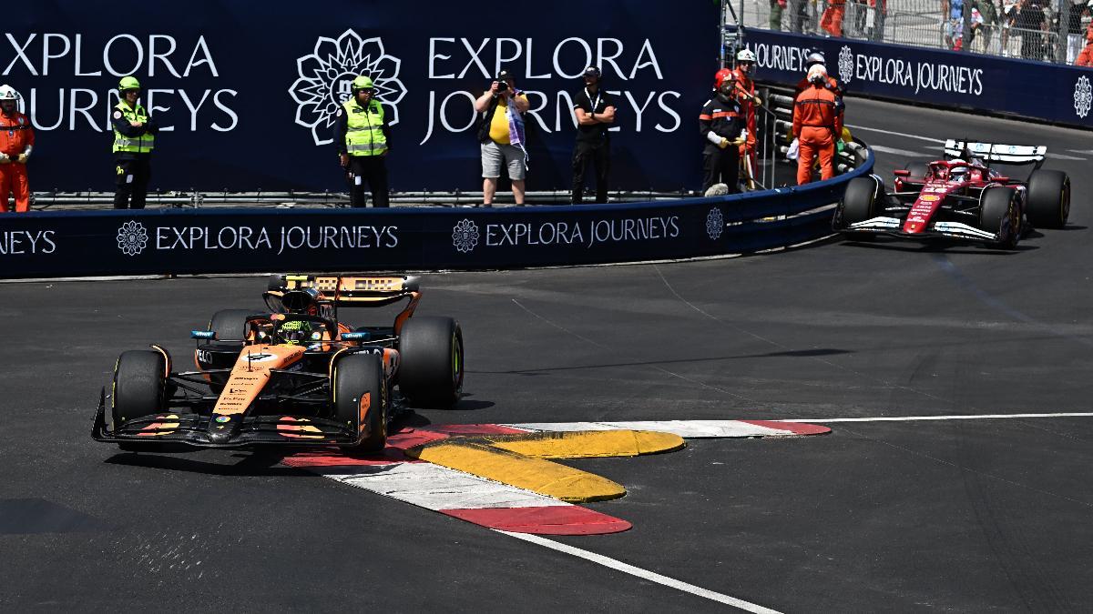 Lando Norris, perseguido por Charles Leclerc en la carrera de Mónaco