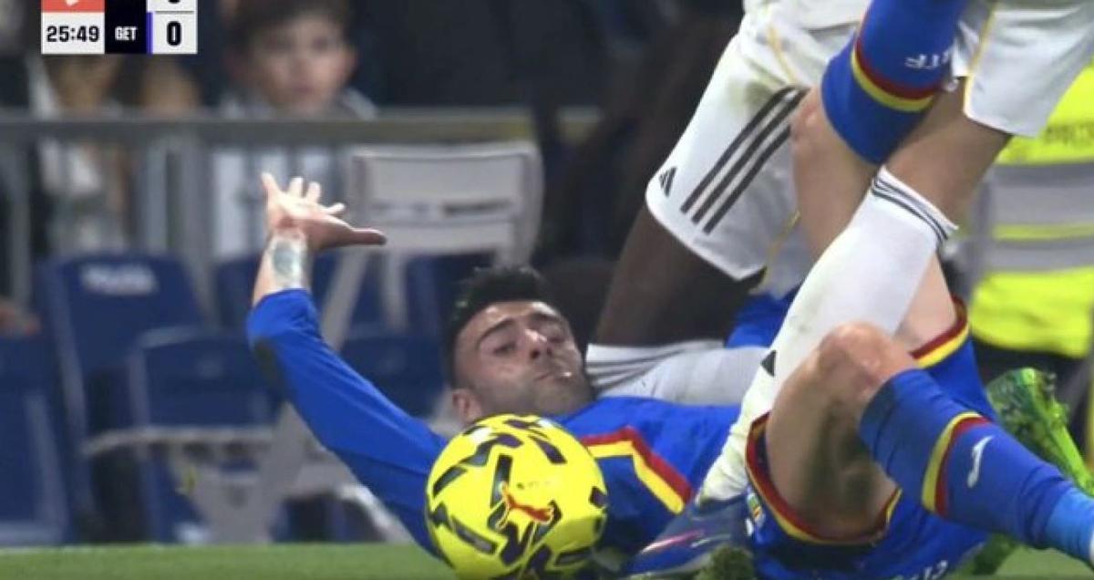 El momento en el que la rodilla del jugador del Madrid impacta en la cara del del Getafe