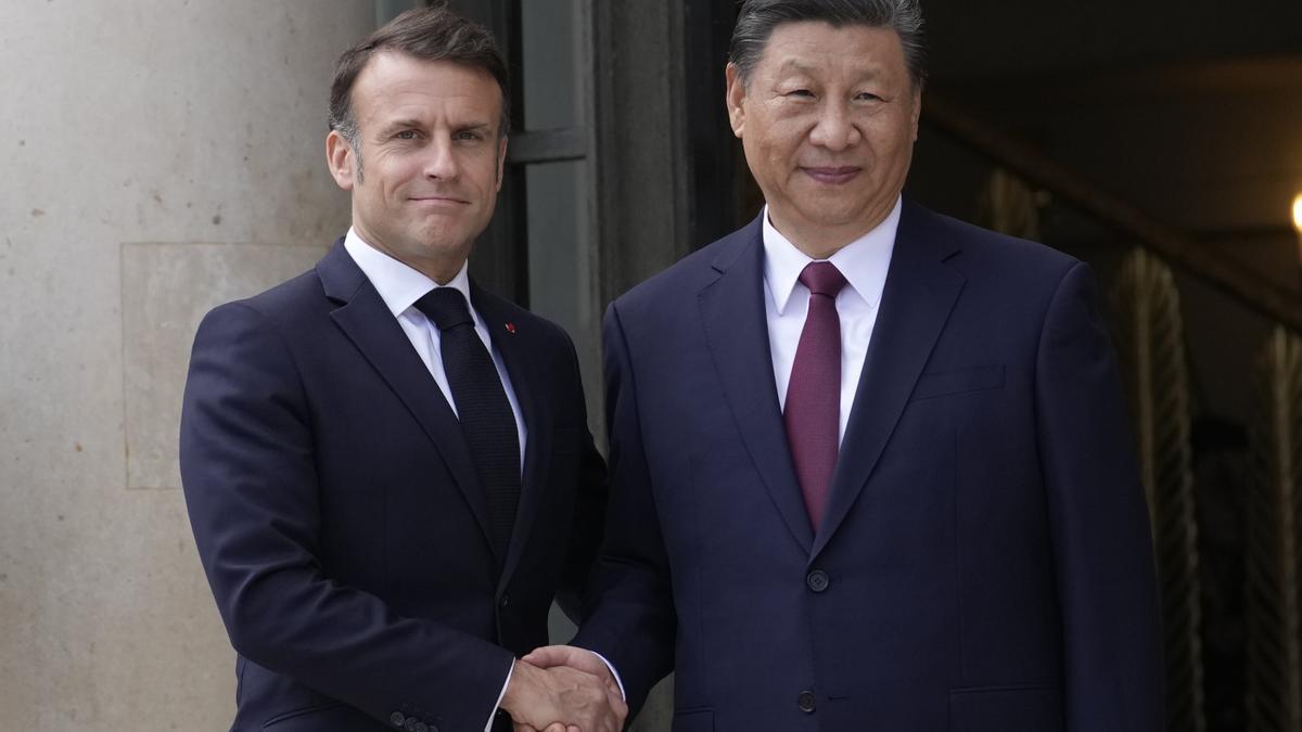 El presidente de Francia, Emmanuel Macron, da la bienvenida a su homólogo chino, Xi Jinping, al Palacio del Elíseo.