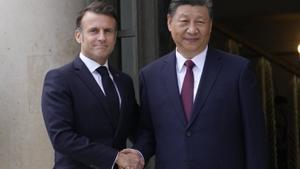 El presidente de Francia, Emmanuel Macron, da la bienvenida a su homólogo chino, Xi Jinping, al Palacio del Elíseo.