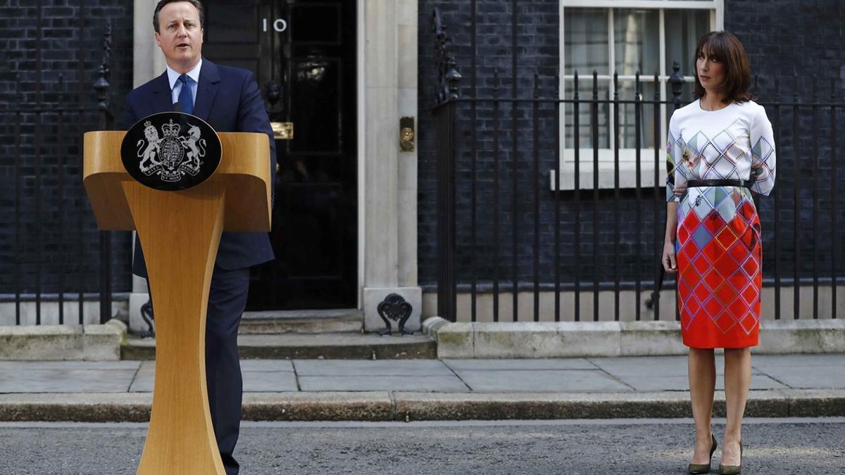 David Cameron y su mujer en la comparecencia de prensa tras anunciarse la victoria del 'brexit'