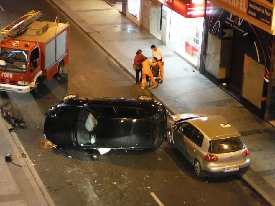 Herido leve al volcar su coche en la calle Reyes Católicos de Alicante