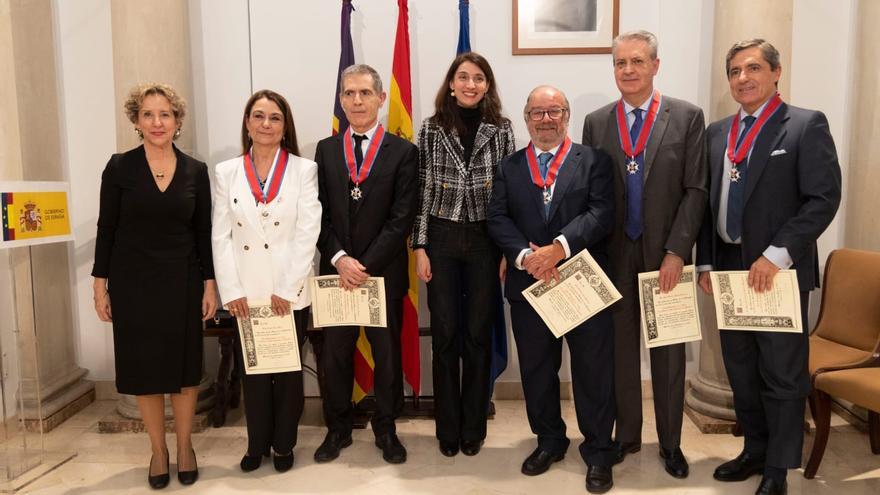 La ministra de Justicia, Pilar Llop, con los condecorados.