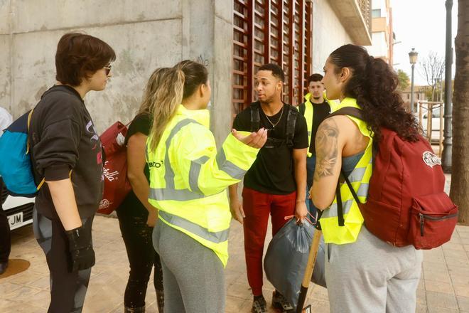 Miles de valencianos aprovechan el festivo para acudir en ayuda de los vecinos de las zonas más afectadas