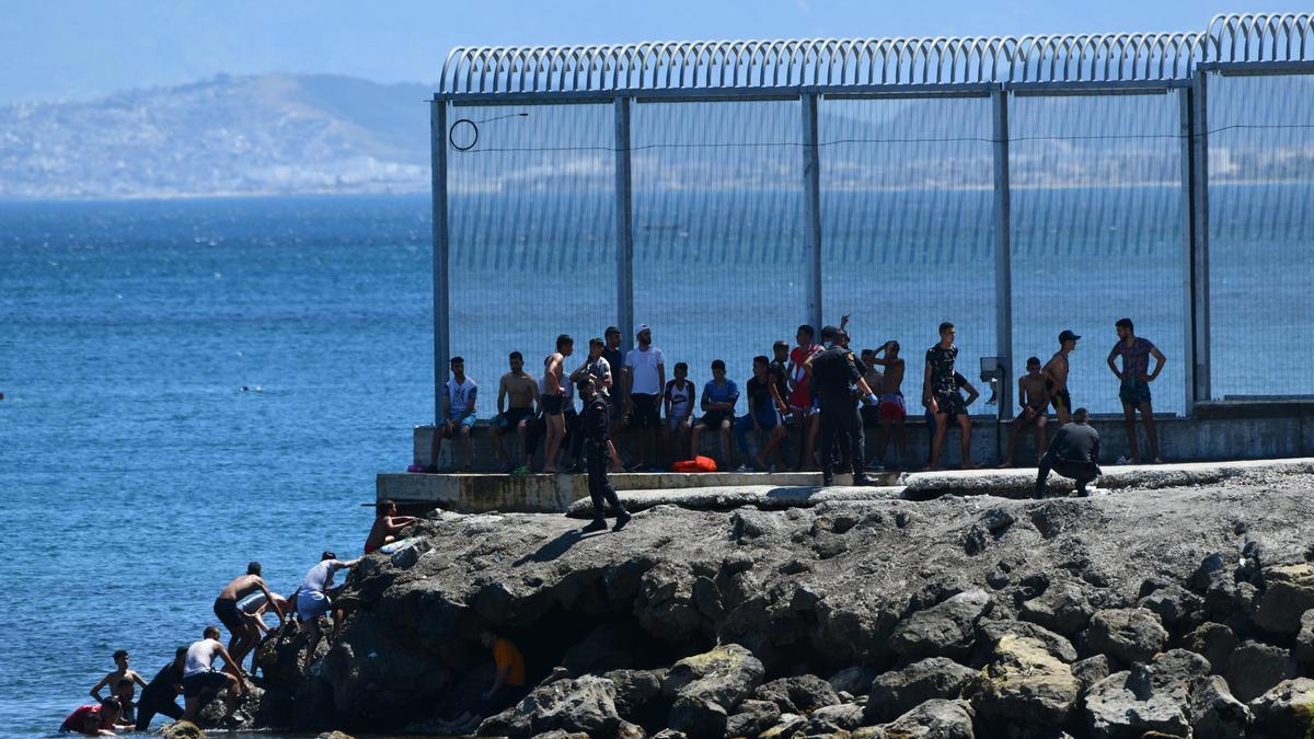 Un grupo de migrantes marroquíes en las inmediaciones de la valla de Ceuta el 17 mayo 2021.