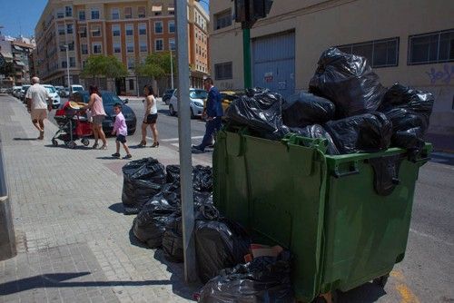 Quejas en El Toscar por la falta de limpieza y de recogida de residuos