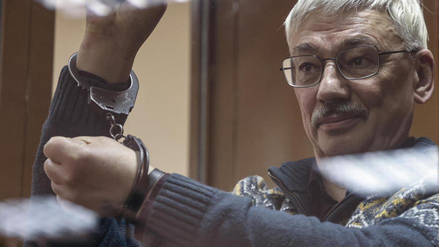La justicia de Rusia condena a cárcel a Oleg Orlov, líder del activismo por los derechos humanos