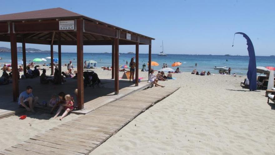 «Platja d’en Bossa se vende como playa accesible para personas con movilidad reducida, pero no lo es»