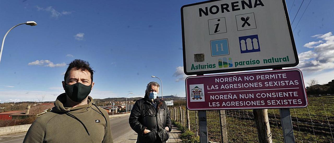 Miguel Ángel Fuente y José Berdayes, a la salida de Noreña, ayer. | Luisma Murias