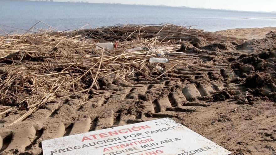 Estado en el que quedó las playas de Los Urrutias tras las inundaciones del pasado mes de diciembre.