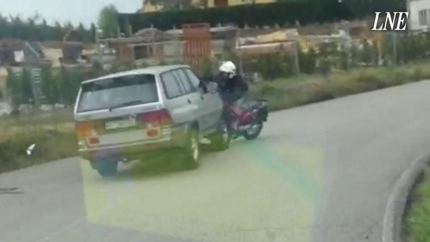 Un vídeo capta el momento del accidente entre una moto y un todoterreno en Pravia