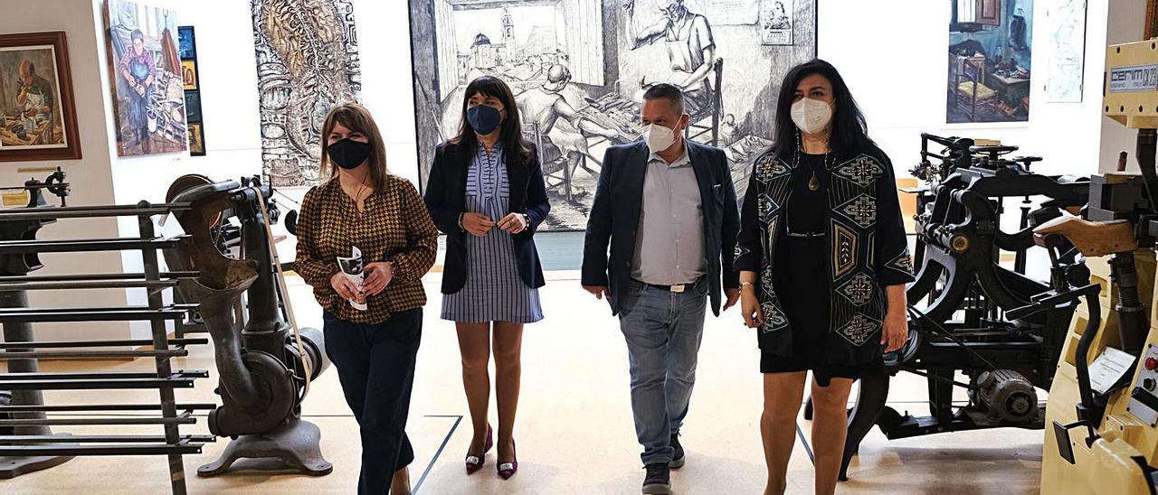 Rosa Vidal, Julia Parra, Paco Sánchez y Loles Esteve durante la visita al Museo del Calzado. | ÁXEL ÁLVAREZ