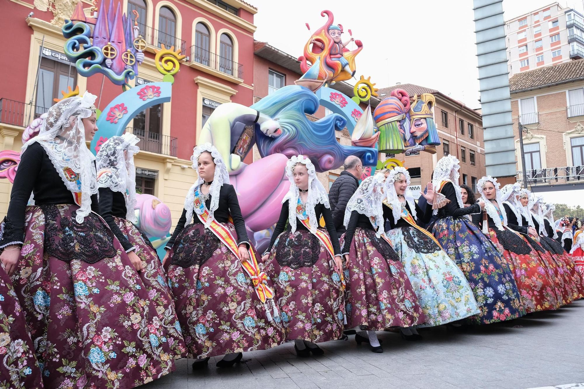 Así ha sido el desfile por las calles de Murcia de las candidatas a Bellea del Foc