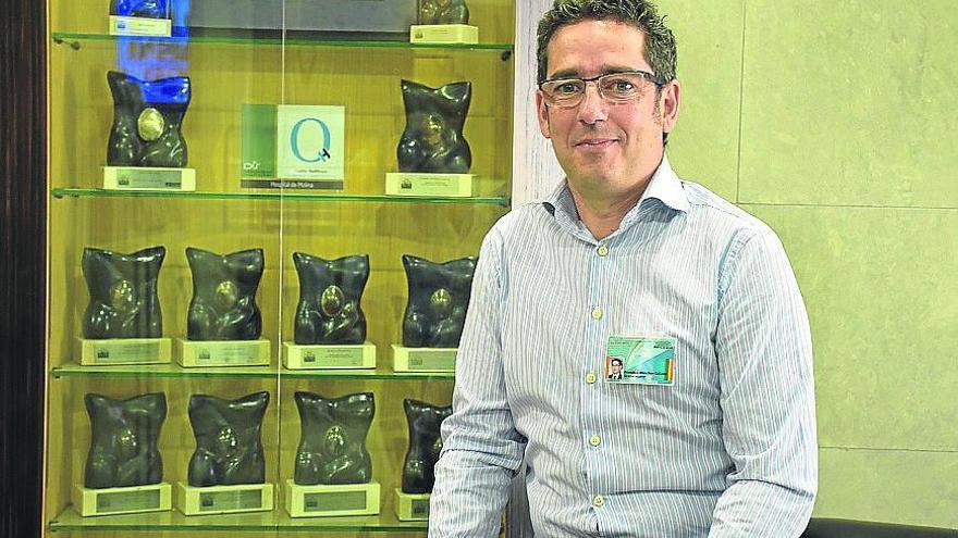 Francisco Menchón, junto a los premios más importantes recibidos por el Hospital de Molina en su casi 20 años de trayectoria.