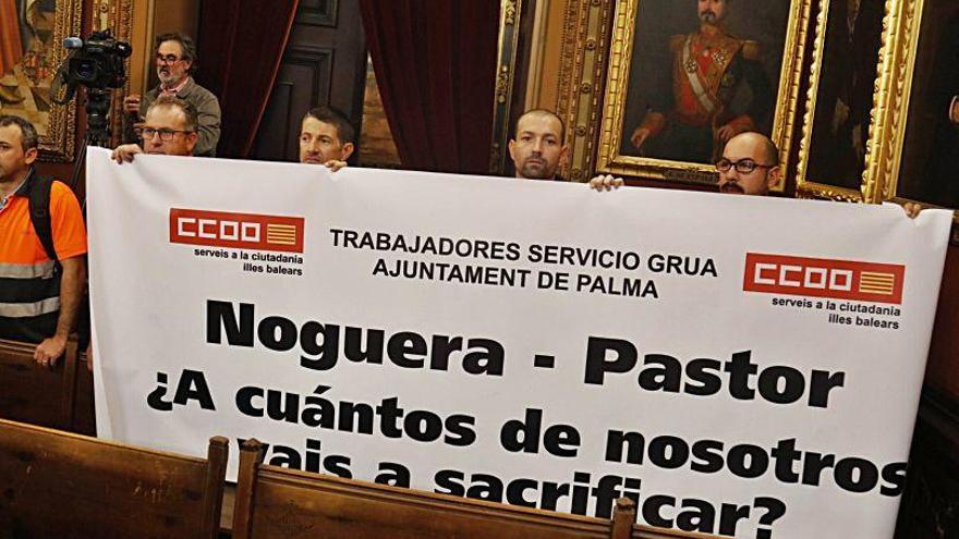 Trabajadores de la grúa manifestándose en Cort.