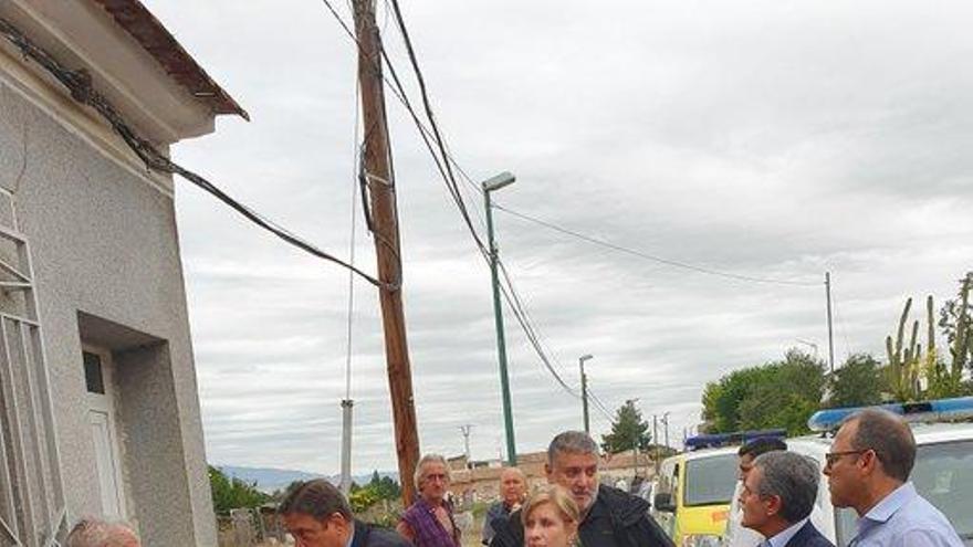 El ministro Planas, hablando con un vecino durante su visita a Molina de Segura.